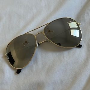 Aviator sunglasses with gold frame